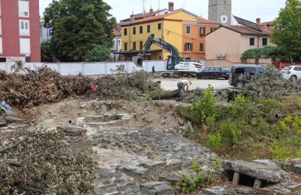 Cisterno  za vodo bodo najprej dokumentirali, nato jo bodo 
porušili, po končani gradnji garažne hiše pa bi jo  predstavili v 
okviru prihodnje ureditve trga.