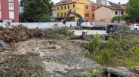 Cisterno  za vodo bodo najprej dokumentirali, nato jo bodo 
porušili, po končani gradnji garažne hiše pa bi jo  predstavili v 
okviru prihodnje ureditve trga.