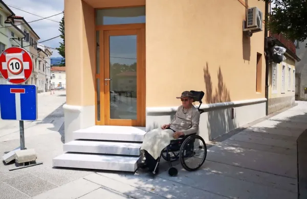Venčko Petrič opozarja, da bi moral biti TIC že ob odprtju dostopen 
tudi za gibalno ovirane. 