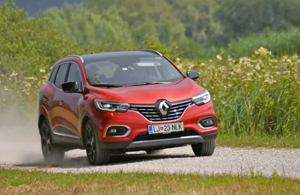 Ob prenovi je prodajno uspešen kadjar dobil tudi nov 1,3-litrski 
bencinski motor, ki lahko poskrbi za nekaj več dinamike med 
vožnjo.