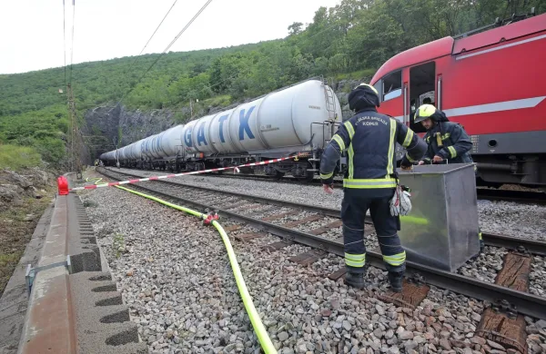 25. junija je v predoru v Dolu pri Hrastovljah iztirilo šest vagonov vlaka, ki je prevažal letalsko gorivo, v   okolje ga je steklo 10.700 litrov,  
1000 litrov so ga izčrpali iz  zgornjih  plasti zemlje v neposredni bližini. Kje so  ostale količine? 