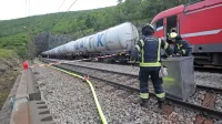 25. junija je v predoru v Dolu pri Hrastovljah iztirilo šest vagonov vlaka, ki je prevažal letalsko gorivo, v   okolje ga je steklo 10.700 litrov,  
1000 litrov so ga izčrpali iz  zgornjih  plasti zemlje v neposredni bližini. Kje so  ostale količine? 