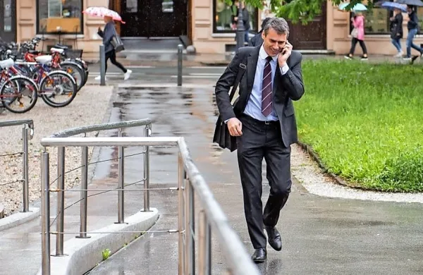 V več skupinah aplikacije WhatsApp naj bi Racman komuniciral z 
vodilnimi iz Marine glede delitve dobička, ob meji z Italijo pa naj 
bi načrtovali nov objekt s podobno dejavnostjo kot v savna klubu 
Marina na Ajševici.