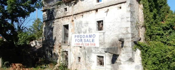 Rojstna hiša Milka Matičetovega v Koprivi stoji kot zadnja v vasi ob 
cesti Sežana-Nova Gorica. Pred kratkim so jo dediči prodali novim 
lastnikom.  