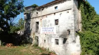 Rojstna hiša Milka Matičetovega v Koprivi stoji kot zadnja v vasi ob 
cesti Sežana-Nova Gorica. Pred kratkim so jo dediči prodali novim 
lastnikom.  