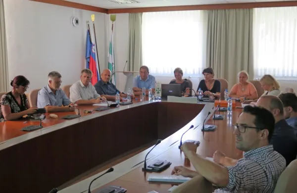 Predstavitve sprememb in dopolnitev državnega lokacijskega 
načrta za drugi tir se je na hrpeljsko-kozinski občini udeležila le 
peščica zainteresiranih.