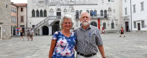 Amy Fradel in njen mož Archie Davis v Brkinih obiskujeta njene 
sorodnike, v Kopru pa se učita slovenskega jezika.