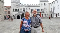 Amy Fradel in njen mož Archie Davis v Brkinih obiskujeta njene 
sorodnike, v Kopru pa se učita slovenskega jezika.