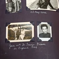 Zanimivost iz družinskega albuma: Amyjina teta, ameriška vojna 
bolničarka Jane Fradel, na fotografiji, posneti leta 1944 v Angliji, s 
slovensko partizansko zdravnico Franjo Bojc Bidovec. 