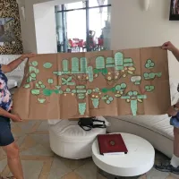 Vse, kar ve o svoji družini, Amy Fradel vestno zapisuje na plakat z 
družinskim drevesom.