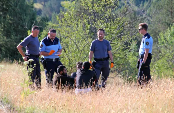 Stisko ilegalnih migrantov  izkoriščajo številne organizirane 
združbe,  ki jih prevažajo s kombiji ali osebnimi avtomobili (na 
fotografiji policisti s skupino tujcev, ki so pot po ilegalnem 
prehodu meje nadaljevali peš).
