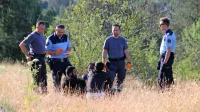 Stisko ilegalnih migrantov  izkoriščajo številne organizirane 
združbe,  ki jih prevažajo s kombiji ali osebnimi avtomobili (na 
fotografiji policisti s skupino tujcev, ki so pot po ilegalnem 
prehodu meje nadaljevali peš).