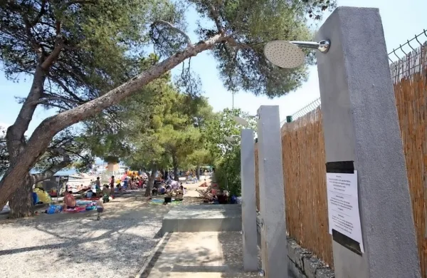 Do nadaljnjega bodo tuši na koprskih plažah ostali suhi.  