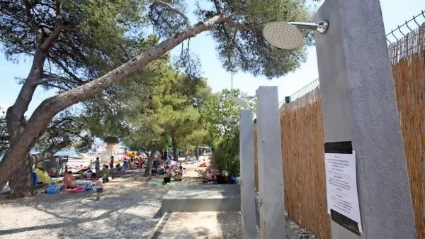 Do nadaljnjega bodo tuši na koprskih plažah ostali suhi.  