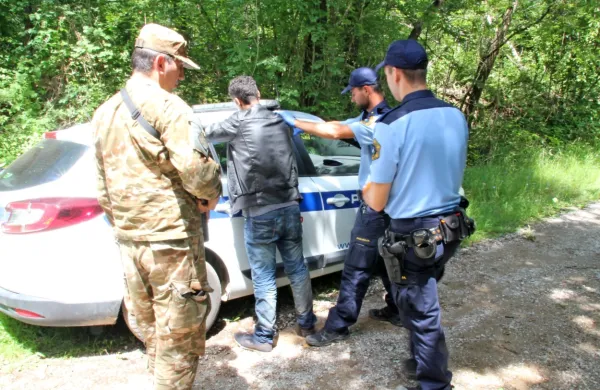 Na slovenski južni meji je tako 130 vojakov oziroma okrepljena 
četa, je v današnji izjavi povedal vodja operative sil SV Miha 
Kuhar. 