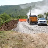   Delavci Geološkega zavoda izdelujejo novo vrtino (v ozadju), pod 
pasom   redko poraslega zemljišča (spredaj) pa  je bil med gradnjo  
proge pred več kot 50 leti jašek, kamor so  spuščali odpadna 
olja.     