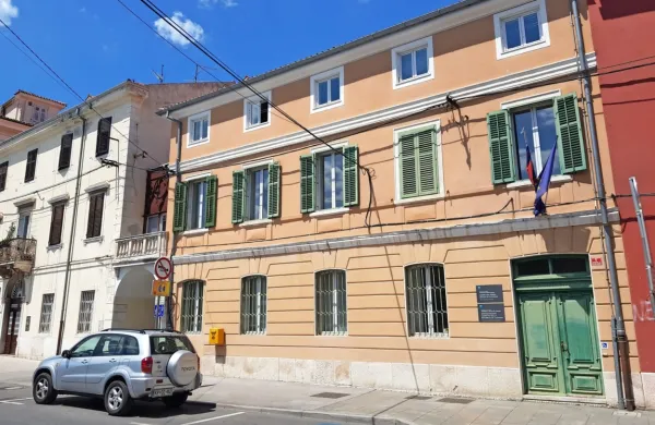 Ko se bo prihodnje leto geodetska uprava s Trga Brolo preselila  v 
upravno središče na Bonifiki, bo njene pisarne najverjetneje 
zasedel koprski javni stanovanjski sklad.