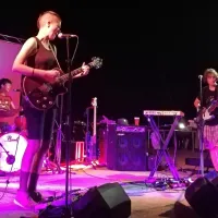Skupina Žen je s svojo angažirano glasbo, ki z žlico zajema tudi iz 
narodne etno zakladnice, prinesla nežne in obenem ostre melodije. 