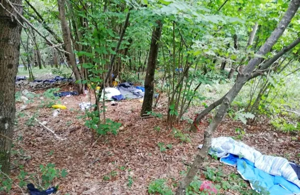V improviziranem kampu blizu Šembij je zatočišče našlo več kot 
100 ilegalnih prebežnikov. Po nekaterih ocenah jih je bilo celo 
200.   