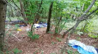 V improviziranem kampu blizu Šembij je zatočišče našlo več kot 
100 ilegalnih prebežnikov. Po nekaterih ocenah jih je bilo celo 
200.   