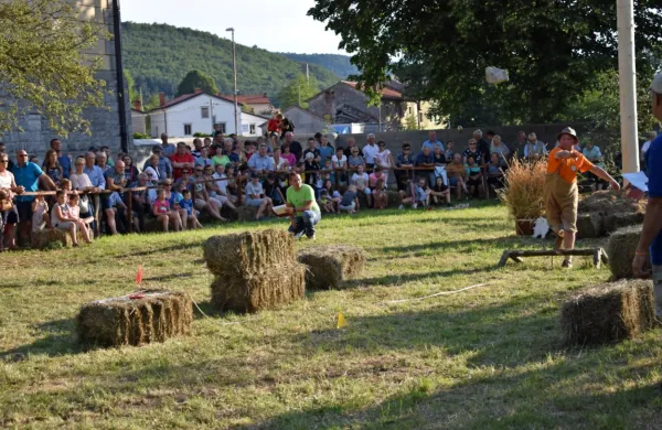 Udeleženci so se pomerili v metanju kamna.