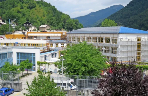 Šola bo ob energetsko obnovljenih stavbah pridobila še funkcionalno podstrešje na novejši (na fotografiji desno) stavbi.