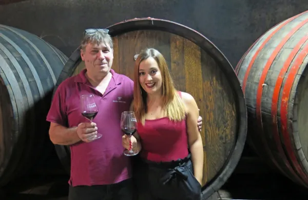 David Štok in Nuša Živec, stric in nečakinja, skrbita, da se bo 
bogata vinogradniška tradicija družine Štok nadaljevala tudi v 
prihodnosti. 