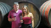 David Štok in Nuša Živec, stric in nečakinja, skrbita, da se bo 
bogata vinogradniška tradicija družine Štok nadaljevala tudi v 
prihodnosti. 