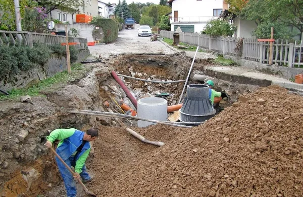 Čeprav so Pivčani že skoraj pozabili, kdaj so imeli prekopane ulice 
zaradi gradnje kanalizacije, bosta občina in država šele zdaj 
zaključili nejasnosti glede plačila. 