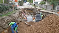 Čeprav so Pivčani že skoraj pozabili, kdaj so imeli prekopane ulice 
zaradi gradnje kanalizacije, bosta občina in država šele zdaj 
zaključili nejasnosti glede plačila. 