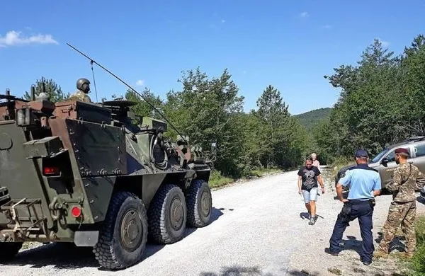 Od ponedeljka policistom pri  nadzoru obmejnega območja po 
maga dodatnih 35 vojakov.