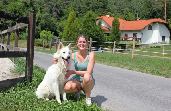 Katja iz Nemčije svoje prve počitnice v Sloveniji preživlja na 
ekološki kmetiji Volk na Suhorju, kjer spi na senu. 