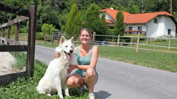 Katja iz Nemčije svoje prve počitnice v Sloveniji preživlja na 
ekološki kmetiji Volk na Suhorju, kjer spi na senu. 
