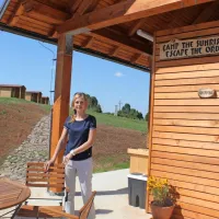 Solastnica novega kampa in glampinga The sunrise hill Bojana 
Malečkar Fatur pravi, da so za začetek postavili tri hiške, načrtujejo pa jih do deset ter prostor za šotore in avtodome.