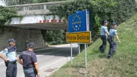 Mešane patrulje na slovenski strani delujejo na zeleni meji in na 
območjih nekdanjih mejnih prehodov.