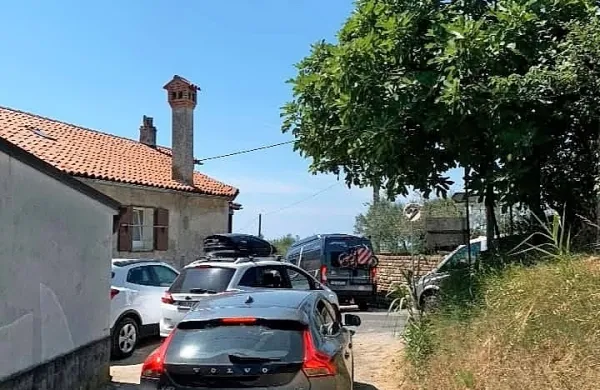 Fotografije, ki so jih uporabniki objavili na družbenem omrežju 
facebook, nazorno kažejo, v kakšne prometne godlje zabredejo 
turisti. 