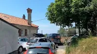Fotografije, ki so jih uporabniki objavili na družbenem omrežju 
facebook, nazorno kažejo, v kakšne prometne godlje zabredejo 
turisti. 