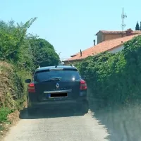 Nova signalizacija naj bi turiste odvrnila od vožnje po lokalnih 
cestah, morda pa jim satelitske navigacije domnevnih lokalnih 
bližnjic ne bodo niti več pokazale. 
