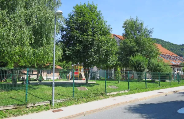 Največ prostih mest za otroke imajo med petimi vrtci v občini 
Idrija  v Godoviču. 
