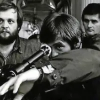  Letos se bodo v Motovunu poklonili snemalcu Živku Zalarju (levo); 
ob njem režiser Rajko Grlić med snemanjem e filma Bravo Maestro 
(1978). 