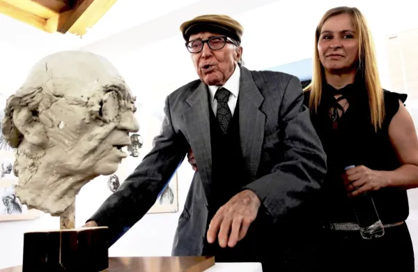 Boris Pahor s svojo negovalko in pomočnico Vero