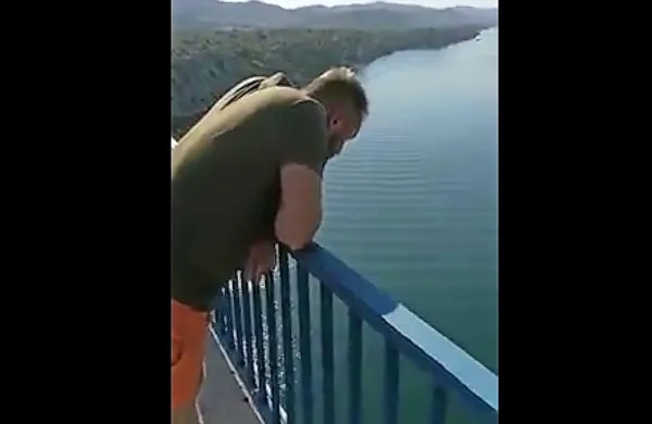 Mladenič se je kakšno minuto obotavljal, potem pa preplezal 
ograjo in skočil 40 metrov globoko.