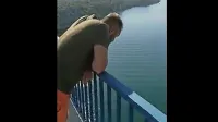 Mladenič se je kakšno minuto obotavljal, potem pa preplezal 
ograjo in skočil 40 metrov globoko.