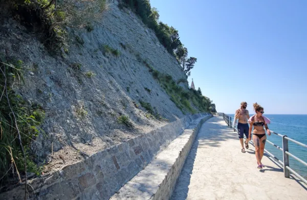 Hoja pod klifom je po čiščenju skal veliko bolj varna, a povsem 
brez nevarnosti pred padajočim kamenjem ne bo nikoli. 
