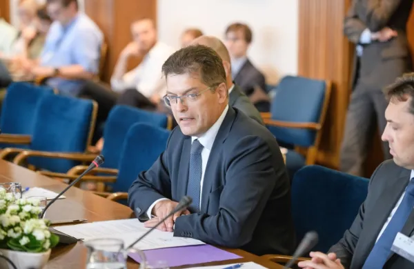  “Če bo Velika Britanija izstopila brez dogovora, se bo morala 
komisija že od prvega dne ukvarjati s posledicami neurejenega 
izstopa,” je med današnjo predstavitvijo opozoril Janez Lenarčič.