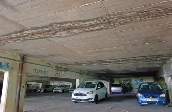  S stropa v garaži prav vsak dan odpadata omet in beton, tako da 
morajo stanovalci zelo  paziti, kje parkirajo svoja vozila.