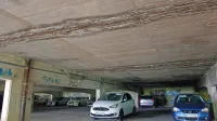  S stropa v garaži prav vsak dan odpadata omet in beton, tako da 
morajo stanovalci zelo  paziti, kje parkirajo svoja vozila.