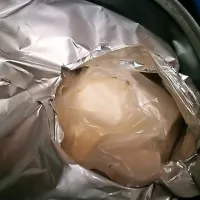 Uslužbenci finančne uprave so ugotovili, da je v 80 sodih snov, ki 
jo uporabljajo za izdelavo amfetaminov in metamfetaminov. 