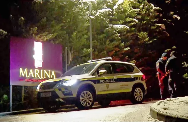 Pred natanko pol leta so v savna klub Marina na Ajševici vkorakali 
do zob oboroženi policisti in prekinili tamkajšnjo nezakonito 
dejavnost zlorabe prostitucije.