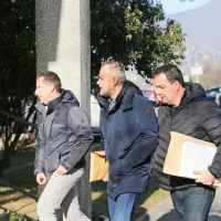 Mariborčan Dejan Šurbek (v sredini) ima od prijetja zavarovano 
tudi vse svoje premoženje in z njim ne more upravljati.